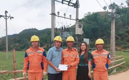 Xí nghiệp dịch vụ điện lực Sơn La: Tiếp sức, động viên người lao động mùa nắng nóng