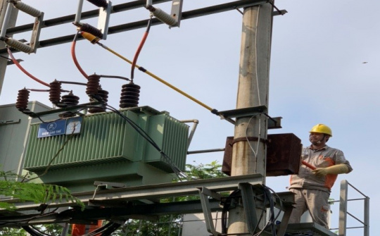 Xí nghiệp Dịch vụ điện lực Vĩnh Phúc đồng hành cùng PC Vĩnh phúc đảm bảo cấp điện an toàn, ổn định mùa nắng nóng.