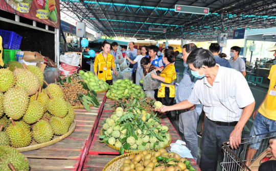MM Mega Market Việt Nam bán hàng trên xe tải hỗ trợ nông dân