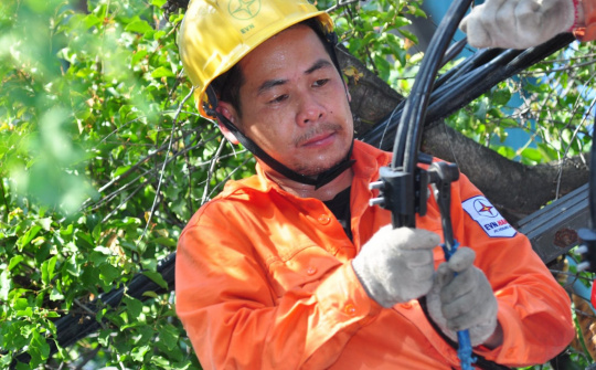 “Lính áo cam” vất vả khi vào hè