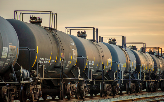 Giá dầu thô giảm nhẹ, tồn trữ dầu tại Hoa Kỳ tiếp tục tăng trở lại