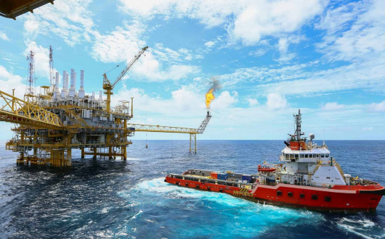 Giá dầu thô tăng nhẹ trở lại, liên minh OPEC+ đẩy mạnh cắt giảm sản lượng