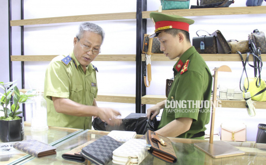 Tấn công tụ điểm hàng giả tại Bắc Ninh, thu giữ hơn 33.000 sản phẩm giả mạo nhãn hiệu