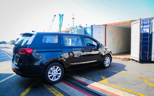 80 xe Kia Grand Carnival vừa được Thaco xuất khẩu sang Thái Lan