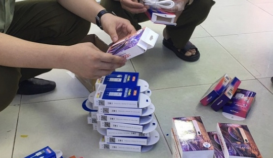 Hà Giang: Tạm giữ hơn 160 phụ kiện điện thoại có dấu hiệu giả mạo nhãn hiệu Apple, Samsung