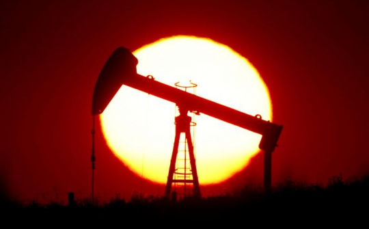 Dầu thô tiếp tục dao động, OPEC+ chuẩn bị nâng sản lượng khai thác trở lại