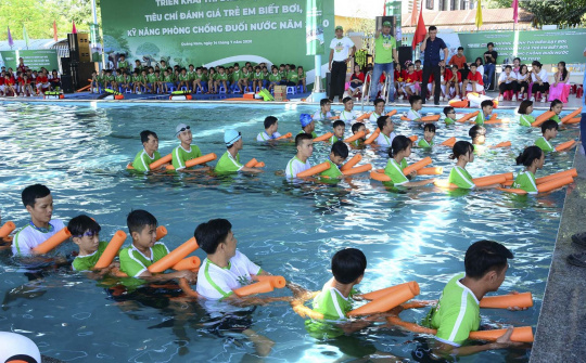 Nestlé MILO phối hợp triển khai dạy trẻ em bơi và phòng chống đuối nước