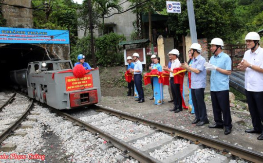 Đón tấn than đầu tiên từ khu Đồng Vông đi Nhà máy Tuyển than Vàng Danh