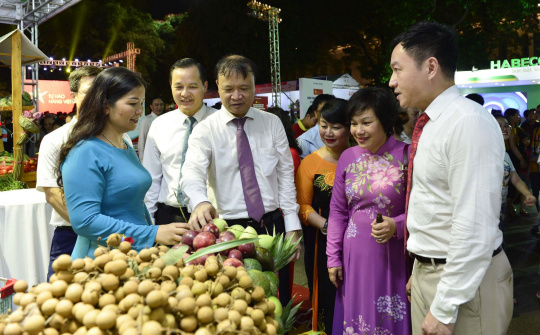 [Tin ảnh]: Các đại biểu tham quan hoạt động trải nghiệm, kích cầu hàng tiêu dùng Việt Nam