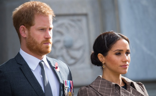 [Quốc tế nổi bật] Đuổi cổ vợ chồng Harry - Meghan khỏi hoàng gia Anh