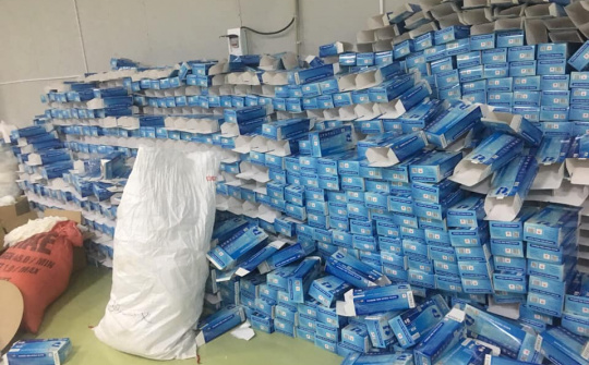 Phát hiện nhà xưởng 2.000m2 dùng để đóng găng tay tái chế