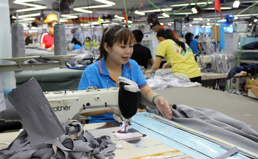 Standard Chartered cung cấp 2,7 triệu USD hỗ trợ May Bắc Giang LGG sản xuất khẩu trang