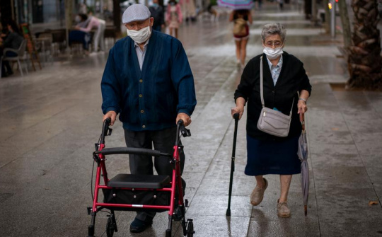 Châu Âu đối mặt nguy cơ suy thoái kép, số ca nhiễm mới Covid-19 tăng mạnh