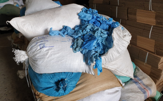 [Sốc]: 2,1 triệu găng tay y tế tái chế chuẩn bị xuất bán ra thị trường