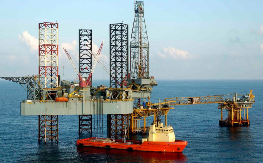 Giá dầu thô chịu áp lực giảm, tồn trữ dầu thô tại Hoa Kỳ ở mức cao nhất trong hàng chục năm qua