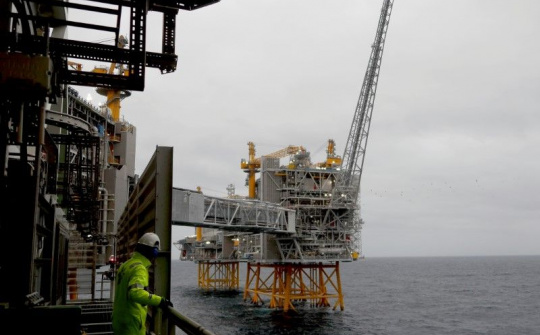 Giá dầu thô bật tăng mạnh, Ả-rập Xê-út có thể cắt giảm sản lượng