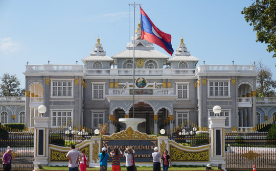 Lào đối mặt nguy cơ vỡ nợ, xếp hạng tín dụng xuống mức "Rác"