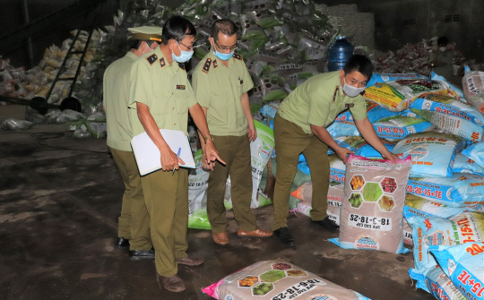 Phát hiện 4,4 tấn phân bón hết hạn sử dụng, không nhãn mác