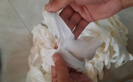 TP. Hồ Chí Minh: Tạm giữ lượng lớn găng tay y tế siêu "bẩn"
