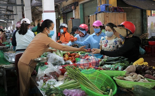Thị trường Đà Nẵng: Sức mua giảm, rau củ tăng giá mạnh