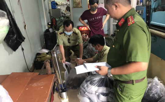 Phát hiện hơn 4.600 đôi giầy giả mạo nhãn hiệu, không rõ nguồn gốc xuất xứ