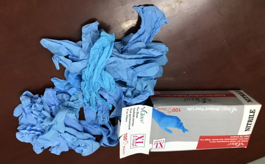 [Sốc]: Phát hiện kho hàng chứa 5 triệu găng tay y tế giả mạo nhãn hiệu