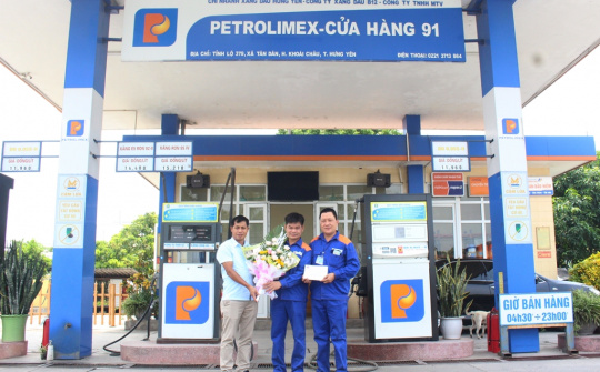 Chi nhánh Xăng dầu Hưng Yên khen thưởng Cửa hàng đạt thành tích xuất sắc tháng 8/2020