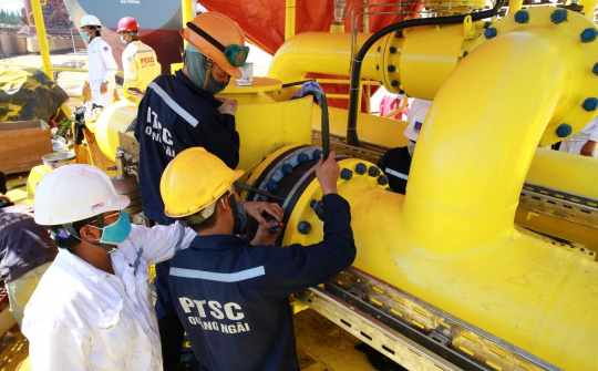 Hoàn tất bảo dưỡng trên cạn, phao SPM được kéo ra biển