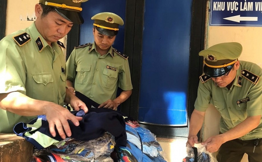 Tịch thu gần 1.700 áo hiệu Adidas ngụy trang trong bao tải