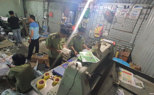 Hà Nội: Hàng tấn sách thành phẩm giả NXB Giáo dục Việt Nam bị thu giữ