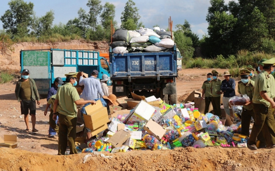 Quảng Bình: Tiêu hủy gần 9 tấn găng tay bảo hộ