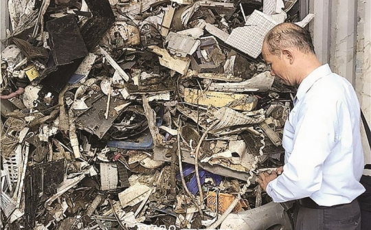 Buộc 30 hãng tàu tái xuất trên 1.000 container phế liệu