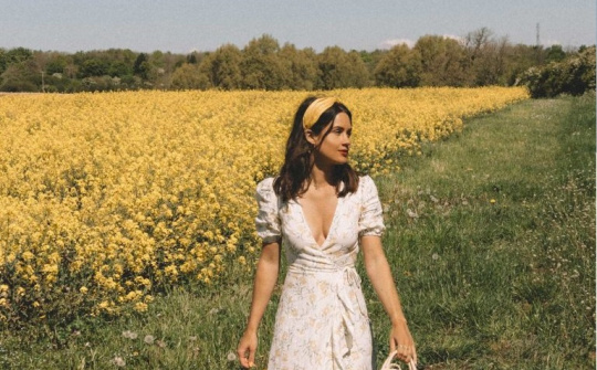 Váy hoa nhí – Nét dịu dàng và lãng mạn cho ngày chớm Thu