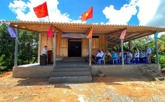 Niềm vui của người mẹ Tà Ôi Hồ Thị Clenh (Kan Choan) trong ngôi nhà mới.