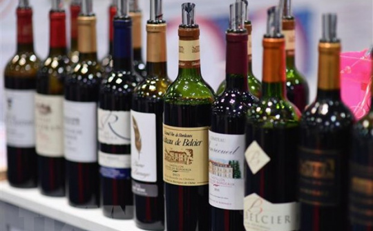 Mỹ áp thuế mới với phụ kiện máy bay và rượu nhập khẩu từ Pháp và Đức