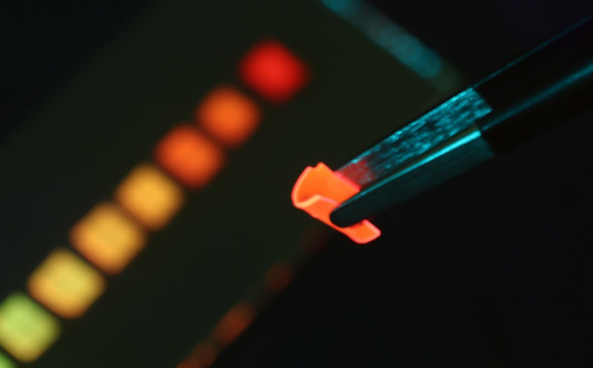 Bộ thu năng lượng mặt trời cho quần áo tạo ra năng lượng