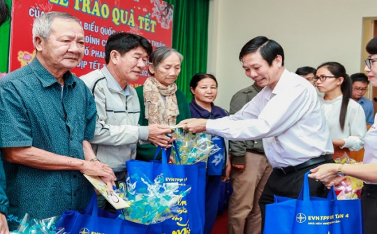 Nhà máy Nhiệt điện Vĩnh Tân 4: Trao tặng 100 suất quà nghĩa tình cho hộ nghèo trong dịp Tết đến xuân về