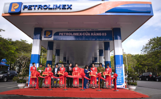 Petrolimex Hải Phòng: Gắn biển công trình chào mừng 65 năm Petrolimex tại Cửa hàng xăng dầu 03