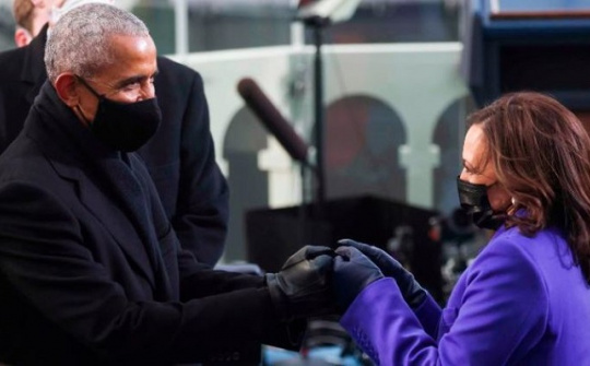 [Quốc tế nổi bật] Cú đấm tay lịch sử của ông Obama và bà Harris