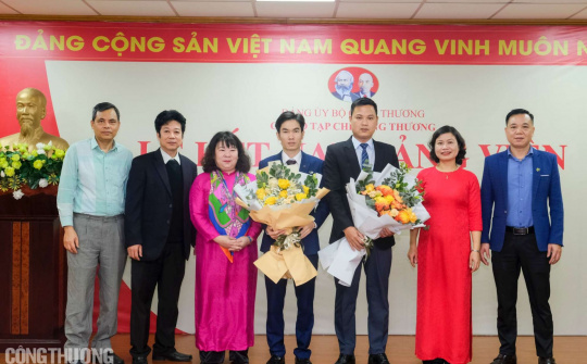 Chi bộ Tạp chí Công Thương kết nạp thêm 2 đảng viên mới