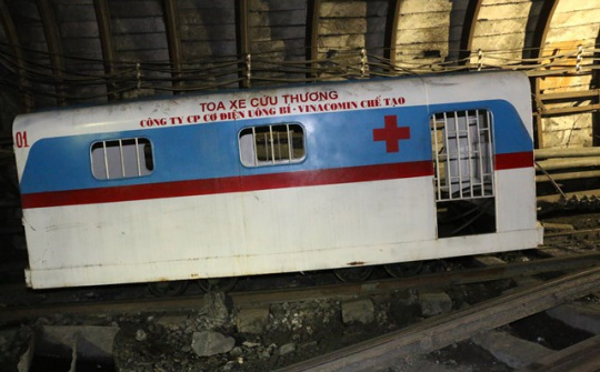 TKV: Đơn vị đầu tiên áp dụng đưa toa xe cứu thương vào hầm lò