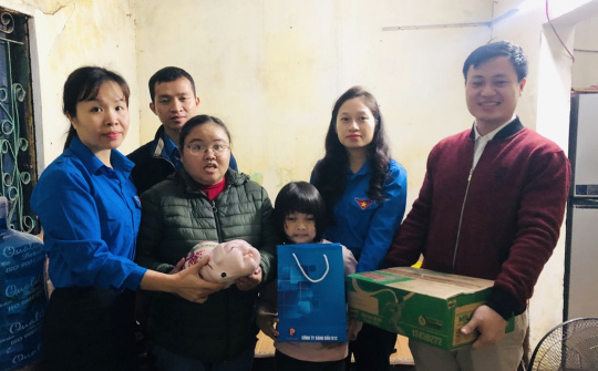 Petrolimex Quảng Ninh: "Heo đất yêu thương - Trao mùa xuân ấm"