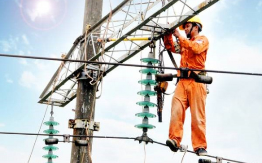 Nghiêm cấm sửa chữa điện khi không có thiết bị bảo đảm an toàn