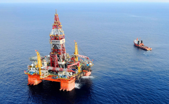 Giá dầu thô đi ngang, OPEC+ cân nhắc tăng sản lượng khai thác