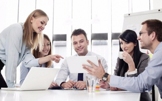 Ảnh hưởng của các nhân tố môi trường làm việc đến sử dụng phương tiện truyền thông xã hội và kết quả công việc của nhân viên