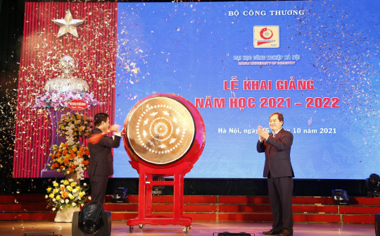 [Tin ảnh] Bộ trưởng Nguyễn Hồng Diên đánh trống khai giảng tại Trường Đại học Công nghiệp Hà Nội