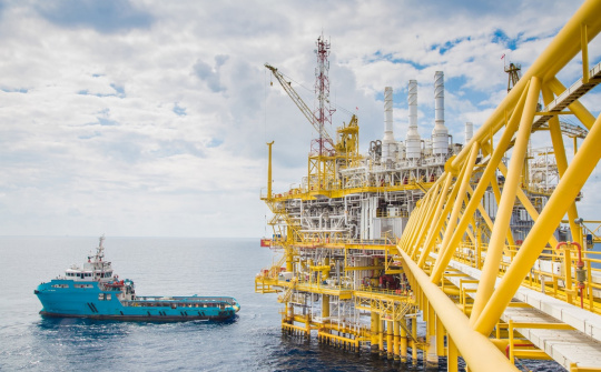 Giá dầu thô bật tăng mạnh trở lại, Hoa Kỳ không xả bán kho dự trữ dầu chiến lược