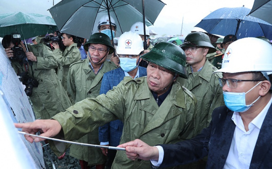 Phó Thủ tướng Chính phủ Lê Văn Thành kiểm tra công trường thi công Nhà máy Thủy điện Hòa Bình mở rộng
