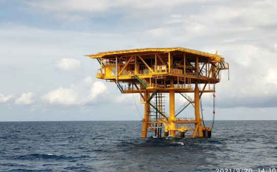 Vietsovpetro đón dòng dầu thương mại đầu tiên từ Giàn BK-19