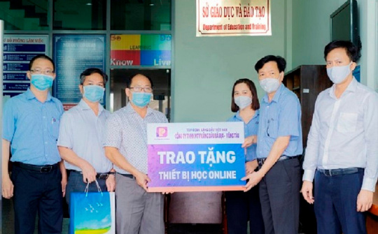 Petrolimex Bà Rịa- Vũng Tàu tặng 20 điện thoại giúp học sinh học trực tuyến